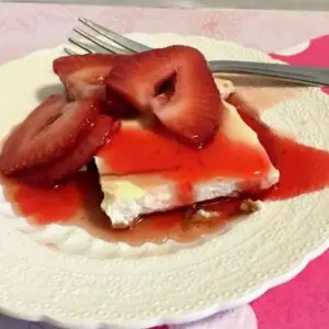 low calorie Diabetic friendly strawberry cheesecake squares