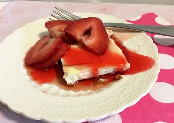 low calorie Diabetic friendly strawberry cheesecake squares