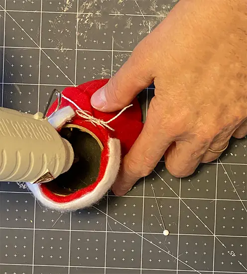 make a standing gnome = glue shoes